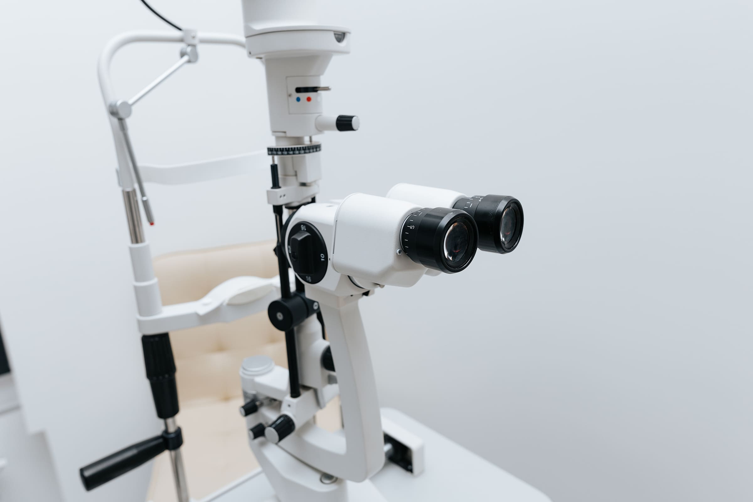 Щілинна лампа для огляду очей у центрі BINOCULAR у Броварах
